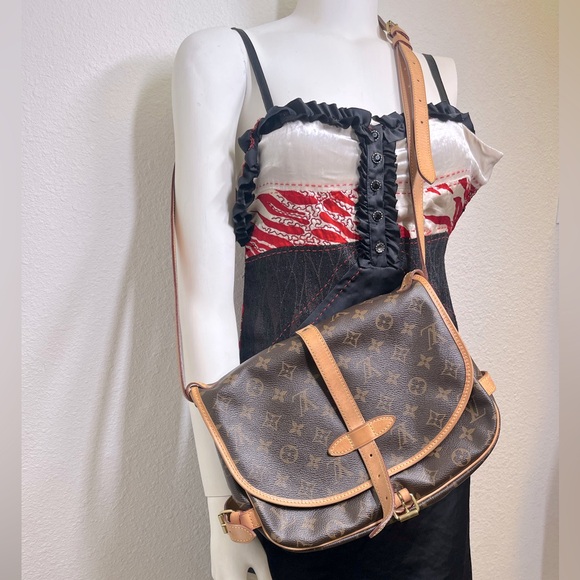 LOUIS VUITTON Monogram Saumur 30 Canvas Crossbody Bag Brown - Picture 3 of 17